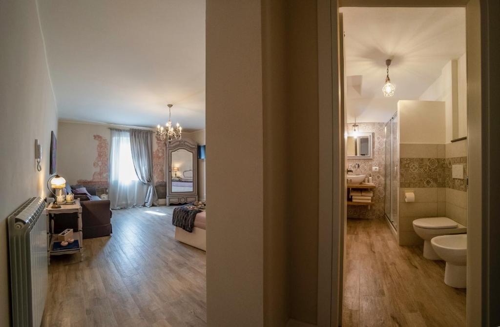A bathroom at Pistoia Luxury Suite
