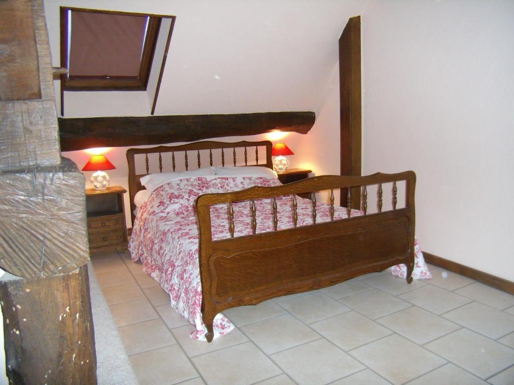 Tempat tidur dalam kamar di La chaumi&egrave;re de Laives