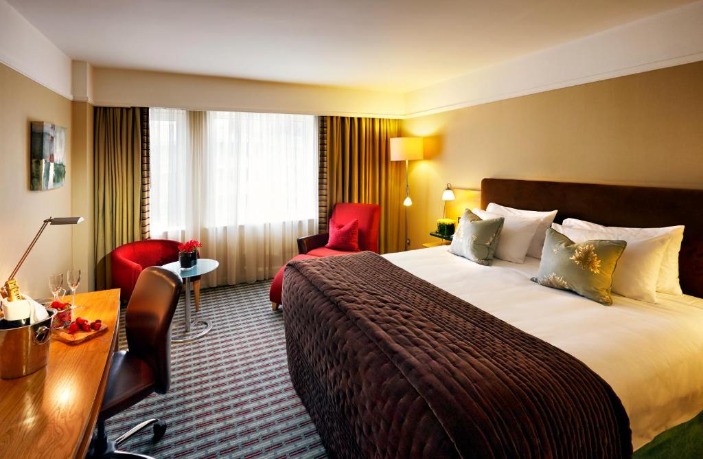 Postel nebo postele na pokoji v ubytování The Croke Park Hotel