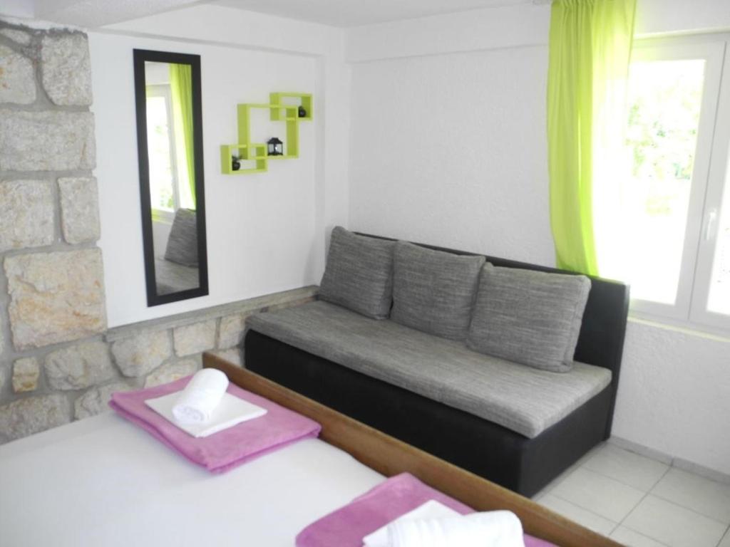 Postel nebo postele na pokoji v ubytování Apartment in Dramalj 5788