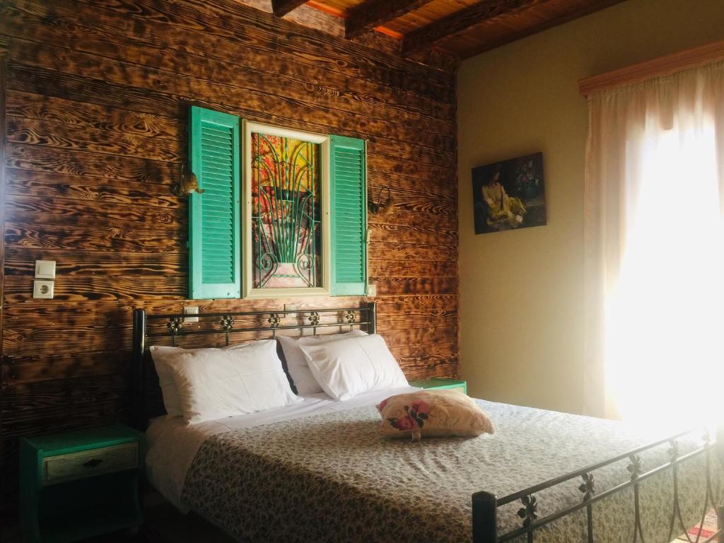 een slaapkamer met een bed met groene luiken bij Mathes in Klávsion