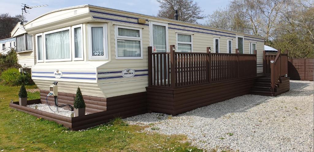 a mobile home with a wooden fence in a yard at C28 Angels retreat in Par