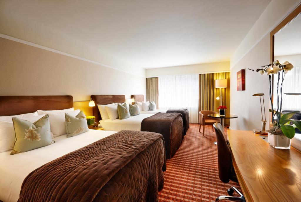 Postel nebo postele na pokoji v ubytování The Croke Park Hotel