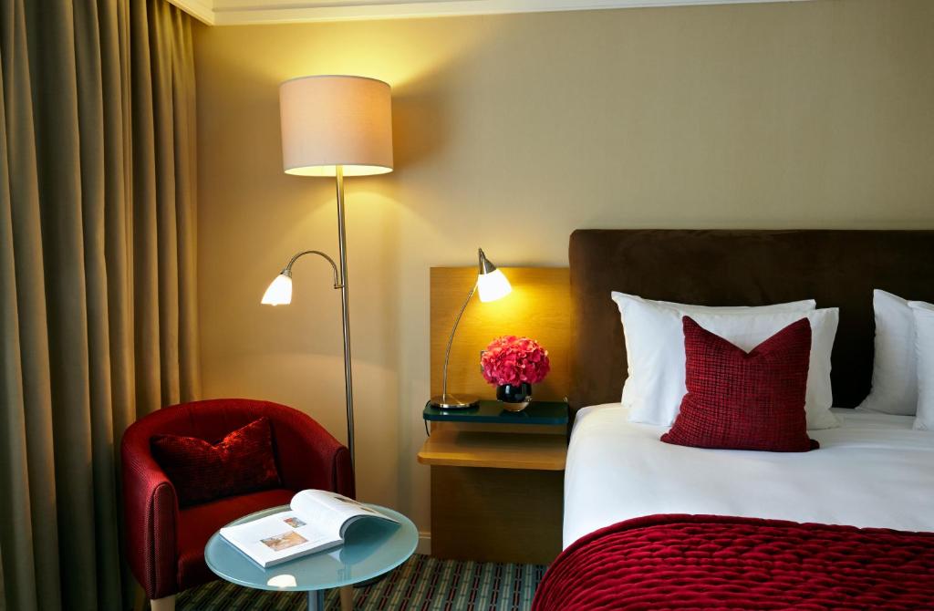 Postel nebo postele na pokoji v ubytování The Croke Park Hotel