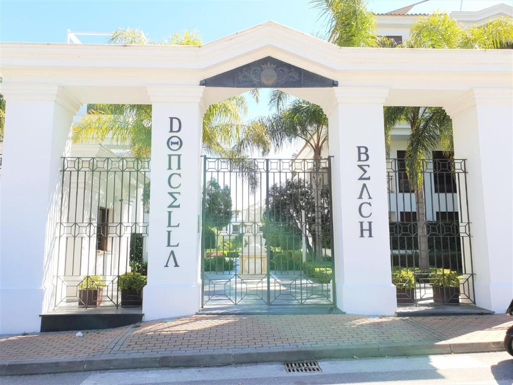 Exteriér alebo vchod do ubytovania LUXURY APARTMENT FRONTAL TO THE SEA IN ESTEPONA DONCELLA BEACH