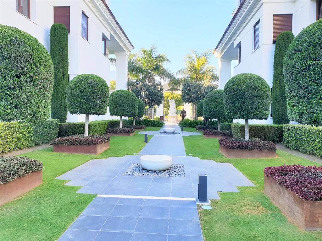 Vonkajšia záhrada v ubytovaní LUXURY APARTMENT FRONTAL TO THE SEA IN ESTEPONA DONCELLA BEACH