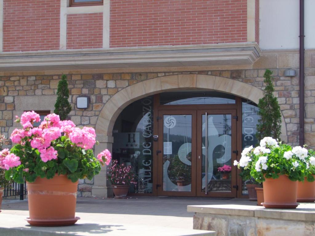 Fachada o entrada de Hotel Valle de Cabezón
