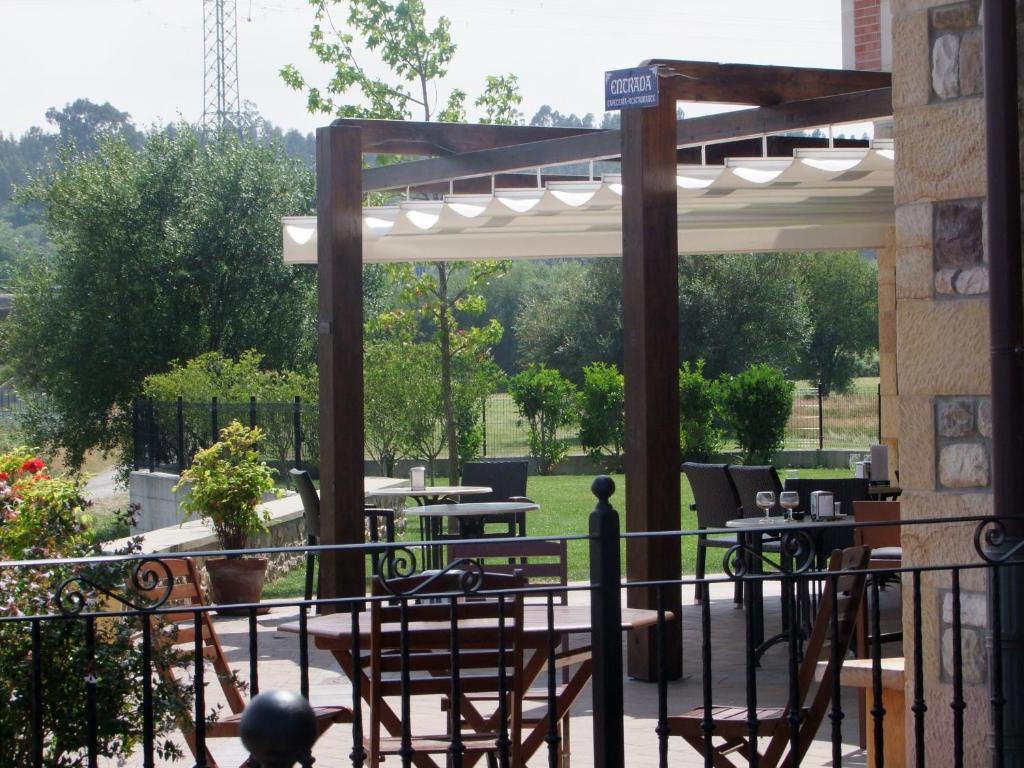 Un restaurante o sitio para comer en Hotel Valle de Cabezón