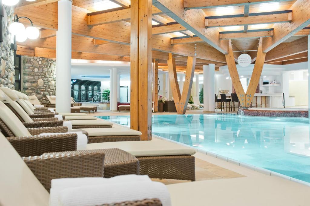 Bazén v ubytování Hotel Alpina deluxe nebo v jeho okolí