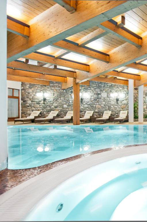 Bazén v ubytování Hotel Alpina deluxe nebo v jeho okolí