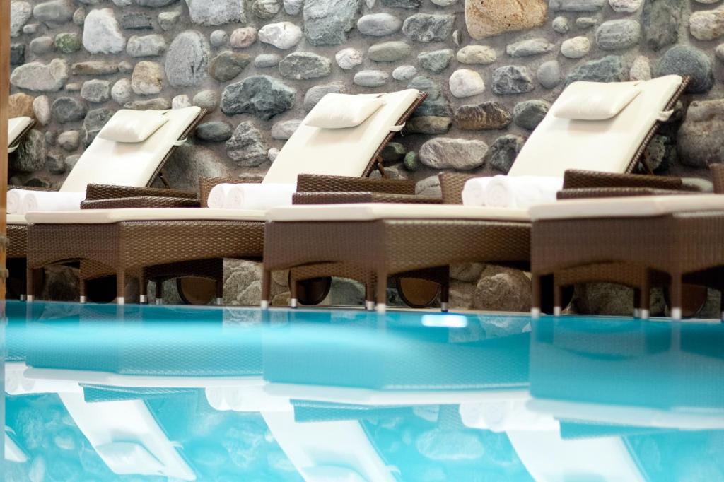 Bazén v ubytování Hotel Alpina deluxe nebo v jeho okolí