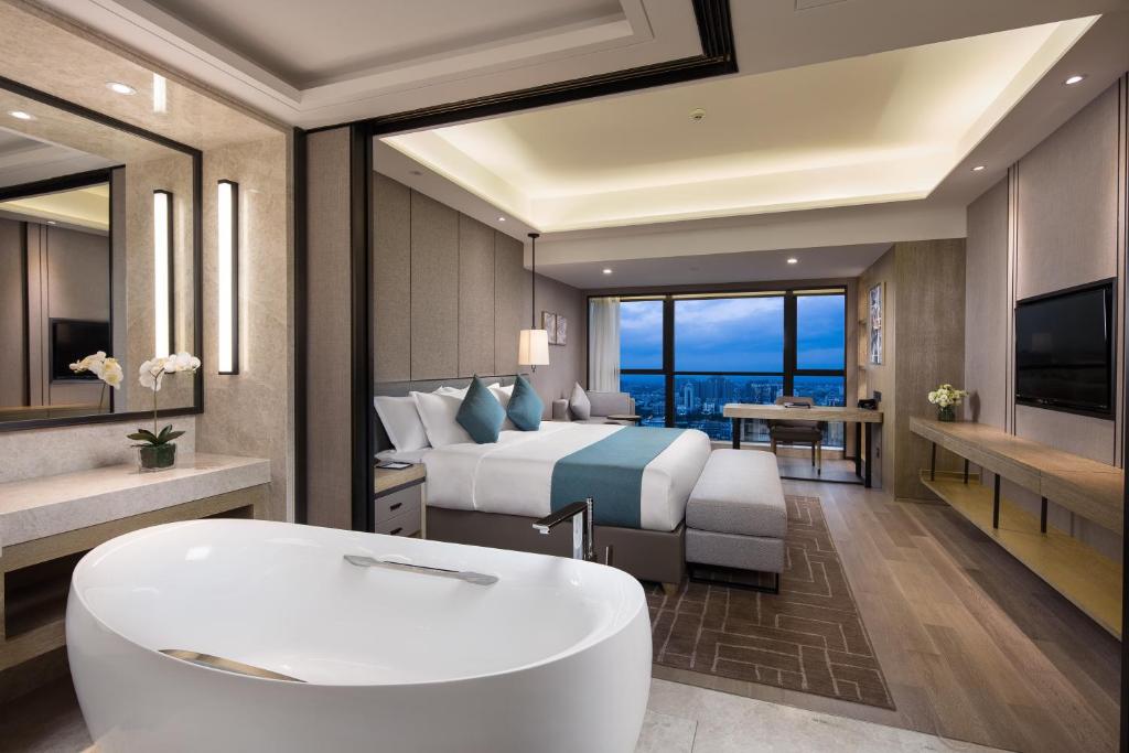 Wyndham Grand Maoming - Deluxe King Room - Smoking