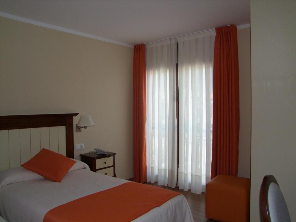 Cama o camas de una habitación en Hotel Valle de Cabezón