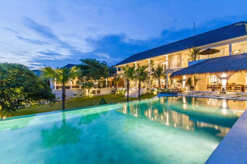 una gran piscina frente a un edificio en Villa Kusuma - Luxury Sea View 5 Bedroom Villa Close to Savaya, en Uluwatu