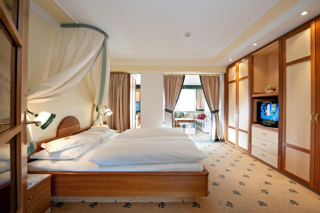 Postel nebo postele na pokoji v ubytování Hotel Alpina deluxe