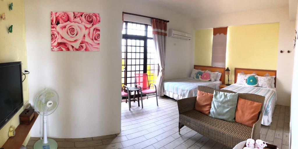 a living room with a couch and a bed at Remember Sea View B&amp;B in Huxi