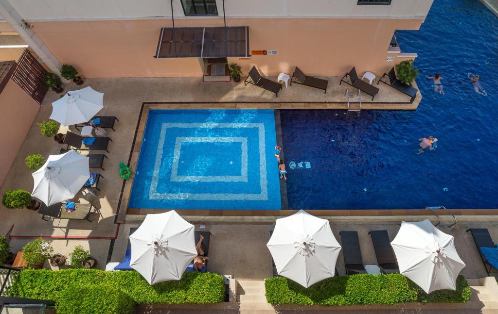 Vaade basseinile majutusasutuses Srisuksant Resort või selle lähedal