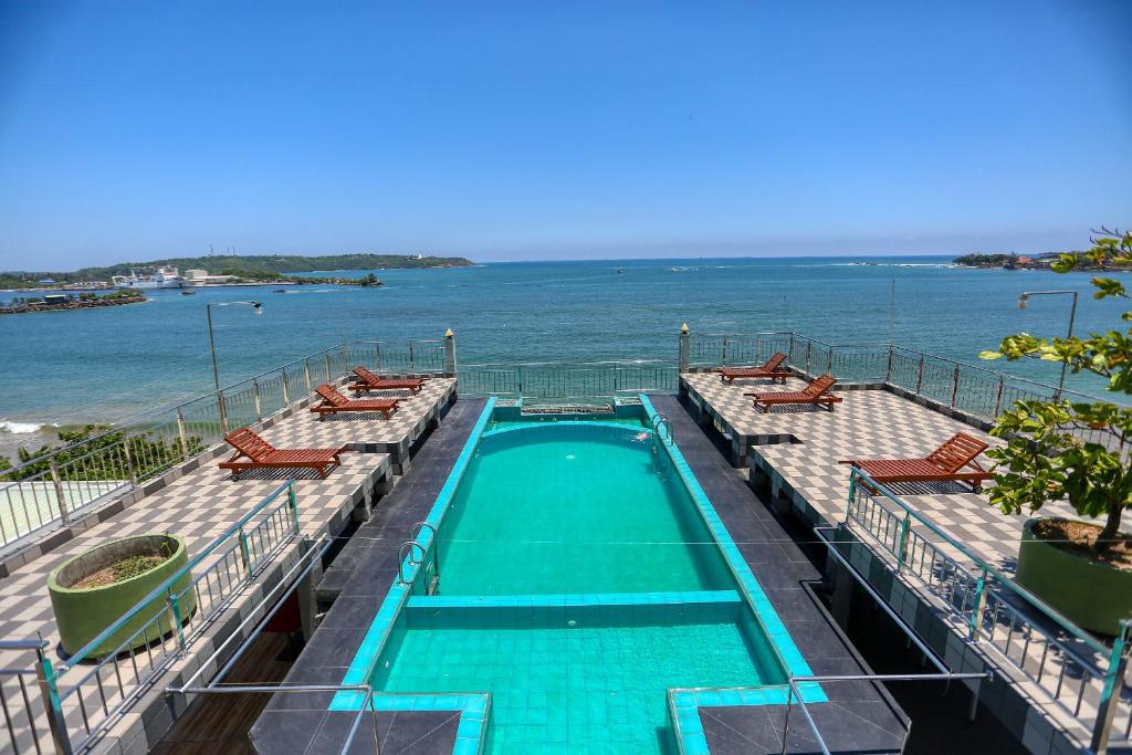 una piscina con vistas al océano en Hotel Sea Line, en Galle