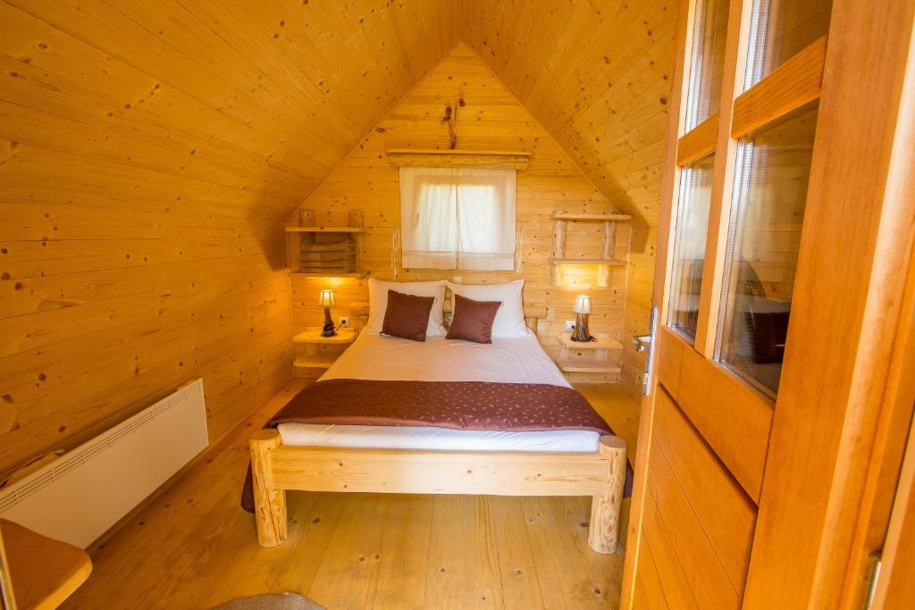 Postel nebo postele na pokoji v ubytování Glamping Organic Farm Slibar