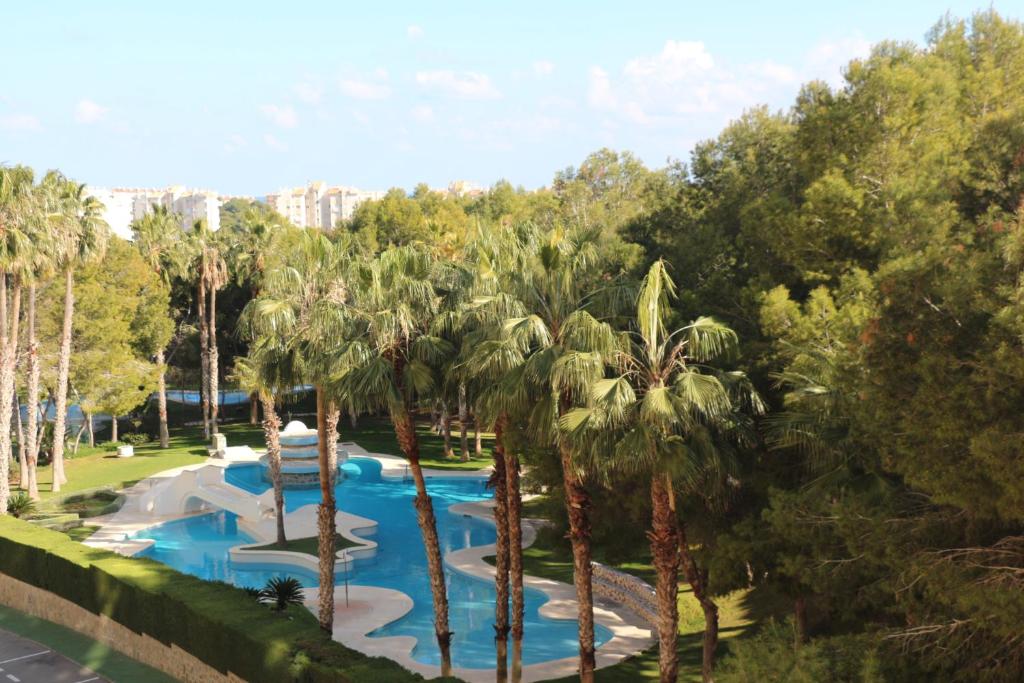 Vista de la piscina de Apartment in Campoamor overlooking the swimming pool o alrededores