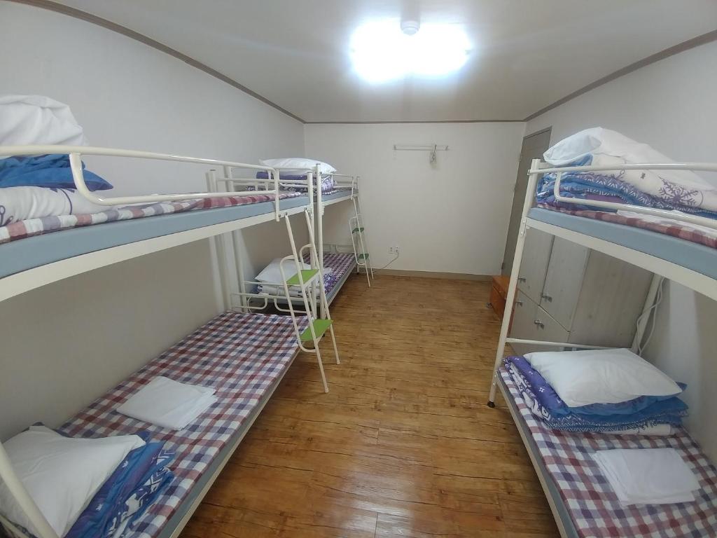 Jeju Masil Guesthouse - 6-Bed Male Dormitory Room