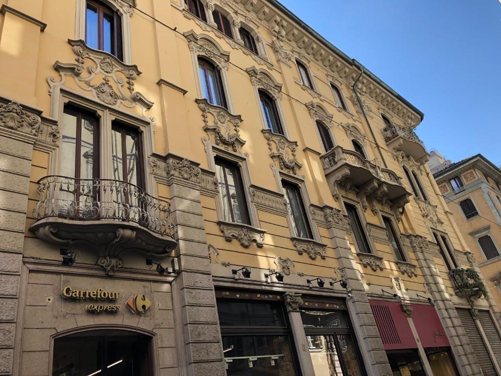 - un bâtiment avec un balcon sur le côté dans l'établissement JOE LUXURY HOUSE, à Turin