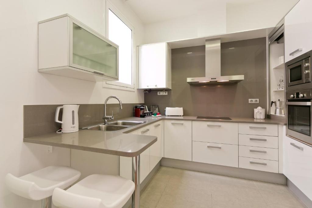Kuchyňa alebo kuchynka v ubytovaní Aspasios Rambla Catalunya Apartments