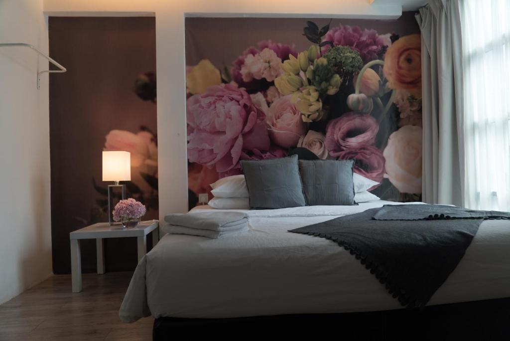 Postel nebo postele na pokoji v ubytování V Garden Hotel