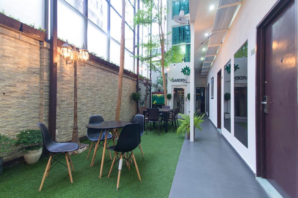 una habitación con sillas y mesas en un edificio en V Garden Hotel, en Kuala Lumpur