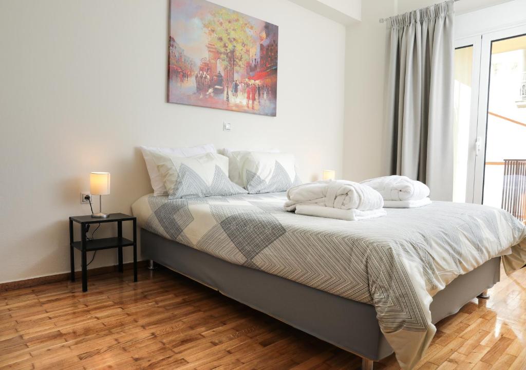 - une chambre blanche avec un grand lit et des draps blancs dans l'établissement Metro Fix Cosy Apartment, à Athènes