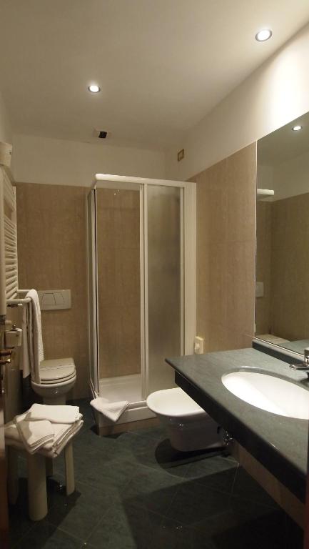 Koupelna v ubytování Piccolo Hotel