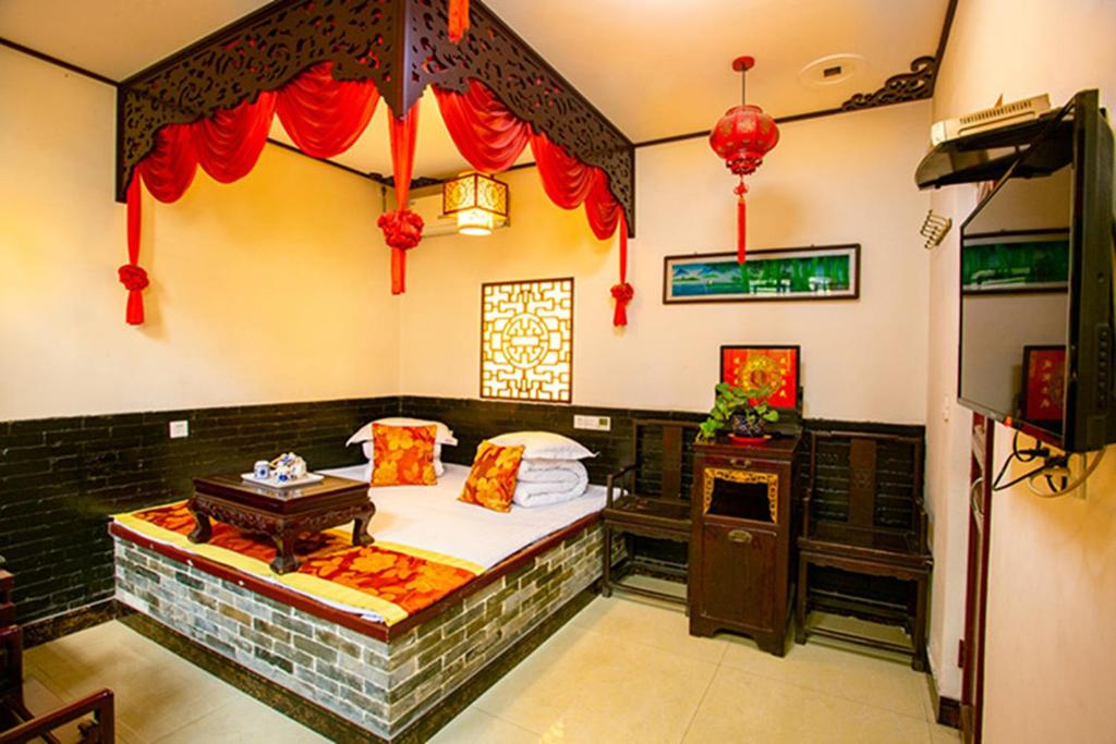TV a/nebo společenská místnost v ubytování Pingyao Ji Family Courtyard Inn