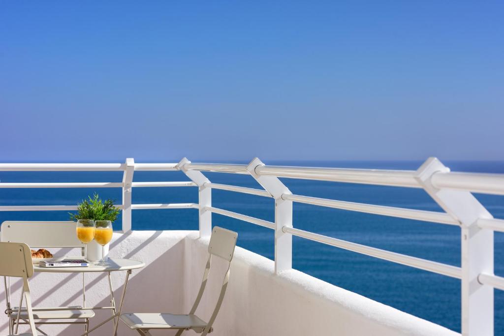 une table et des chaises sur le balcon d'un bateau de croisière dans l'établissement fabulous sea view - a pie de playa-, à Sotogrande