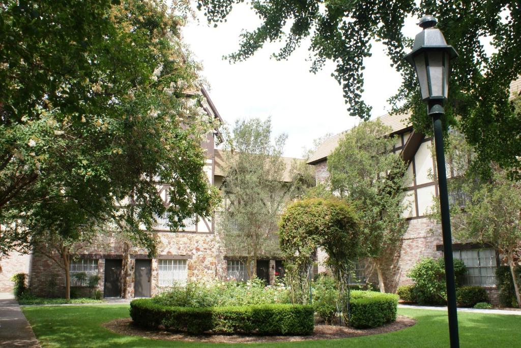 Anaheim Majestic Garden Hotel photo