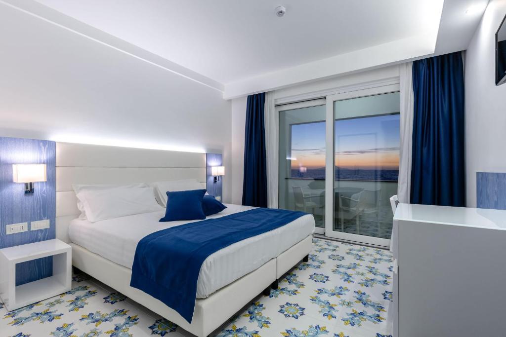 Postel nebo postele na pokoji v ubytování Hotel Giosue' a mare Sorrento