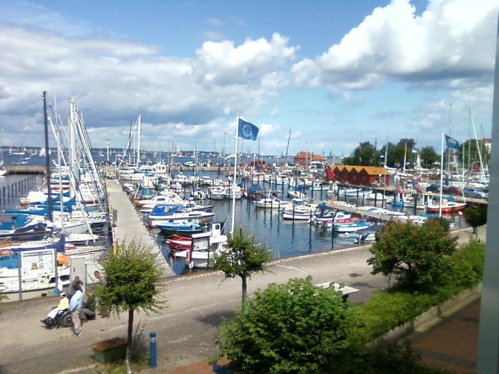 un grupo de barcos atracados en un puerto deportivo en Laboe-Hafen, en Laboe