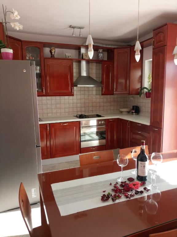 Kuchyň nebo kuchyňský kout v ubytování APARTMANI KUJUNDŽIĆ
