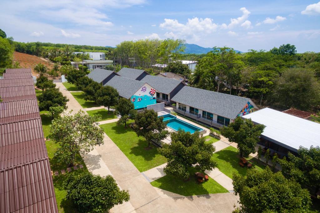 una vista sul tetto di una casa con piscina e alberi di Be Leaf Resort SHA a Thalang