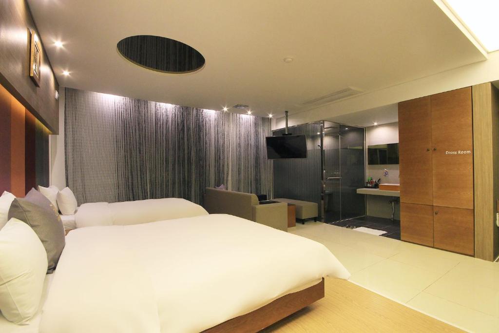 Postel nebo postele na pokoji v ubytování H Drive Hotel