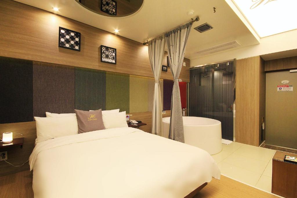 Postel nebo postele na pokoji v ubytování H Drive Hotel