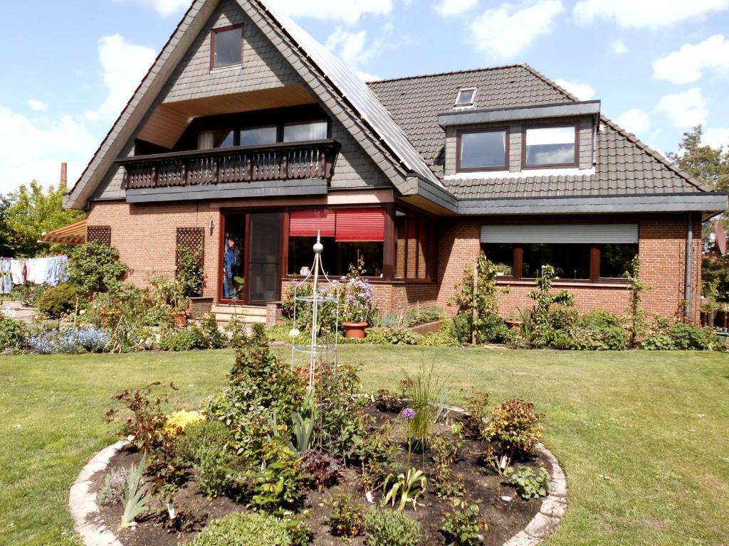 a house with a garden in the front yard at Ferienwohnung Christ in Wietzendorf