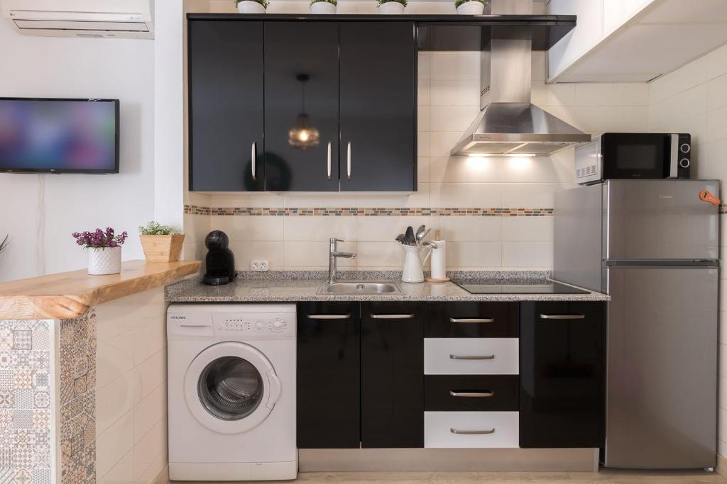 Kuchyň nebo kuchyňský kout v ubytování Santa Marina Central Loft by Valcambre