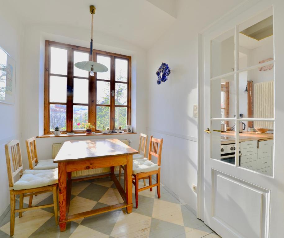 cocina con mesa, sillas y ventana en Vienna's Most Charming Home, en Viena