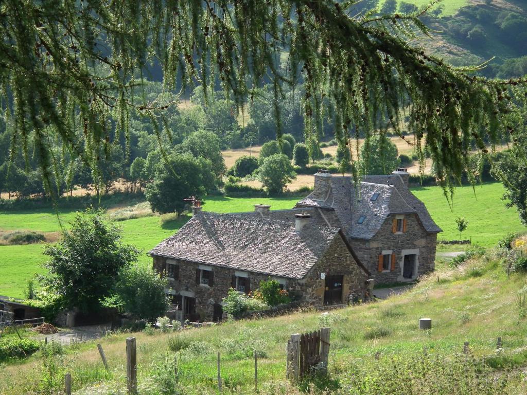 Ein altes Haus auf einem Hügel auf einem Feld in der Unterkunft La Tarabelle in Pin