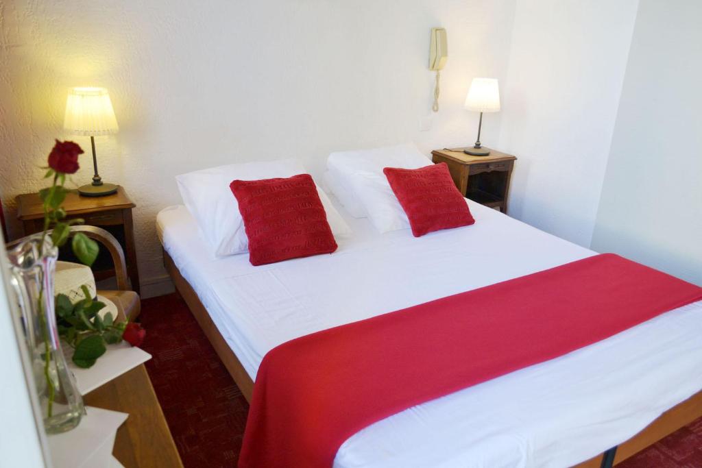 Postel nebo postele na pokoji v ubytování Nouvel Hotel