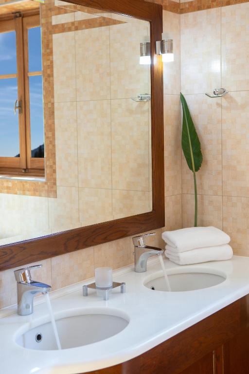 łazienka z umywalką i lustrem w obiekcie Villa Rubini w mieście Leukada (miasto)