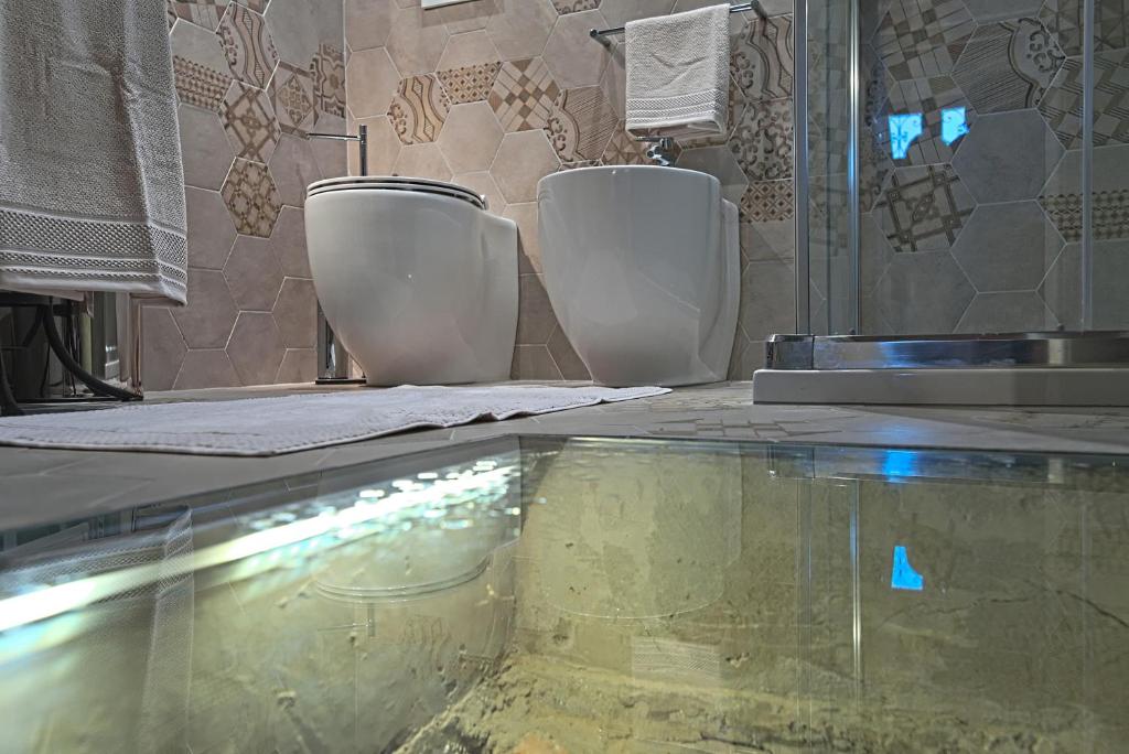 A bathroom at 28 Alla Rotonda