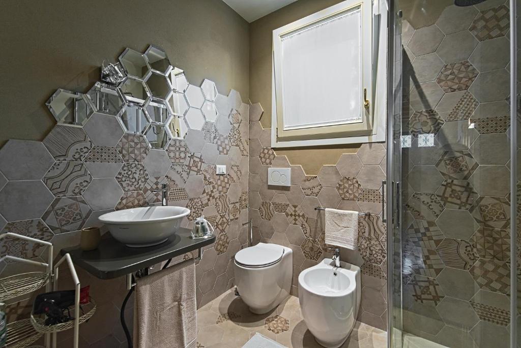 A bathroom at 28 Alla Rotonda