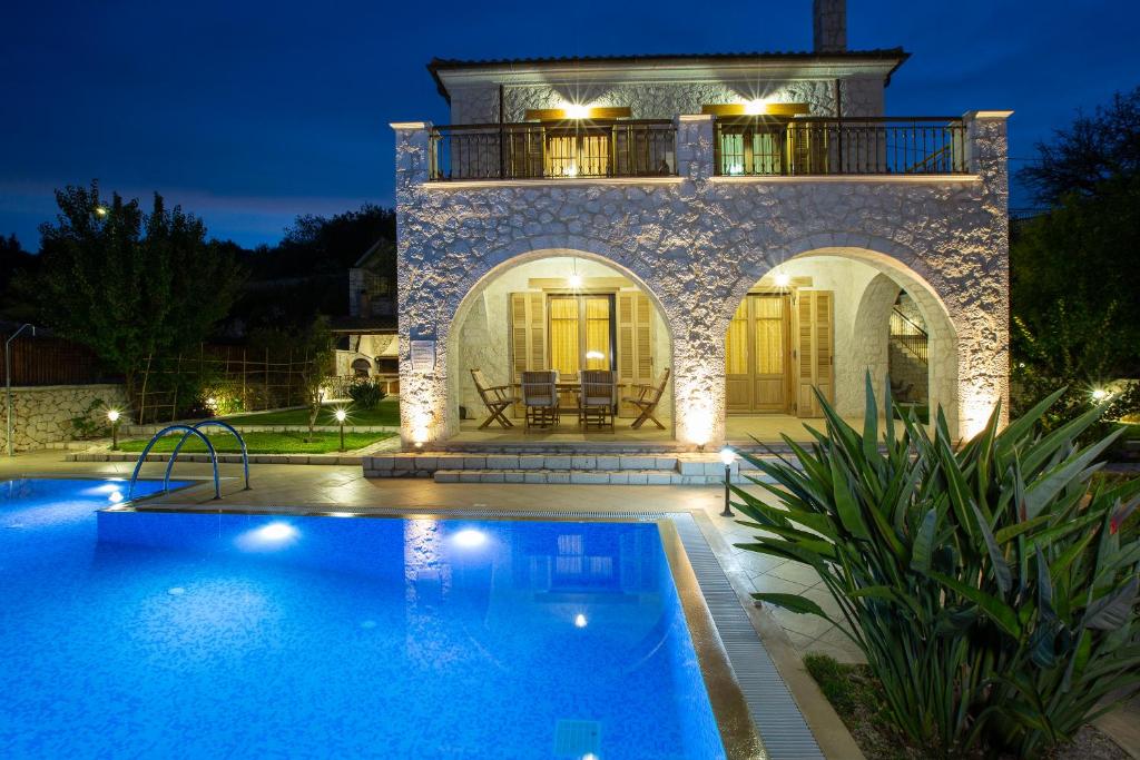 willa z basenem nocą w obiekcie Villa Rubini w mieście Leukada (miasto)