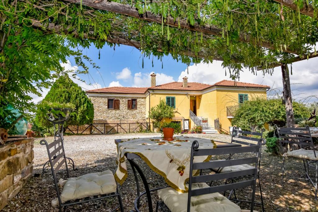 einen Tisch und Stühle vor einem Haus in der Unterkunft Casale San Martino in Laureana Cilento